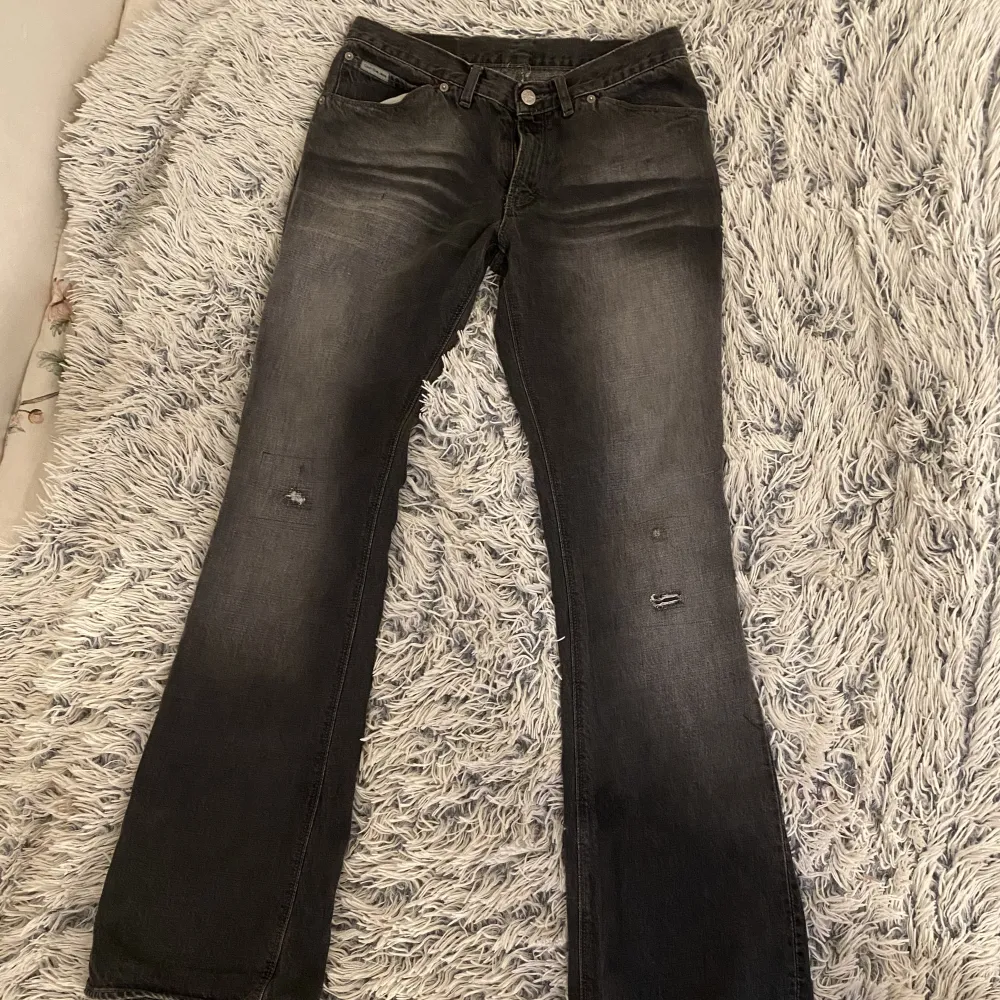 Säljer dessa skit snygga, utsvängda, låg midjade Calvin Klein jeans från 2000-talet då de tyvärr inte kommer till användning. Midjemått: 37 cm innerbenslängd: 81 cm. Skriv för fler bilder eller mått 💕. Jeans & Byxor.