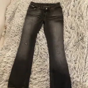Säljer dessa skit snygga, utsvängda, låg midjade Calvin Klein jeans från 2000-talet då de tyvärr inte kommer till användning. Midjemått: 37 cm innerbenslängd: 81 cm. Skriv för fler bilder eller mått 💕