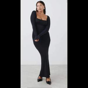 Snygg svart klänning från Gina i storlek S. Använd en gång och säker nu en ny ägare!