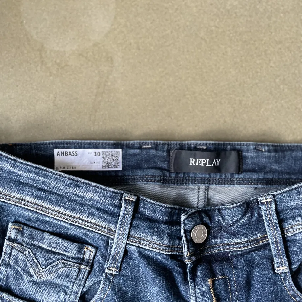 Ett par helt nya Replay Anbass jeans i storlek 30/34 och dark blue denim säljes endast testade. Köpta på Zalando för 1100 och kan inte längre skicka tillbaka.. Jeans & Byxor.