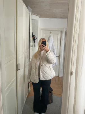 Vit dunjacka - Vit-beige dunjacka från H&M! Nypris 600 kr! Ganska stor i storleken