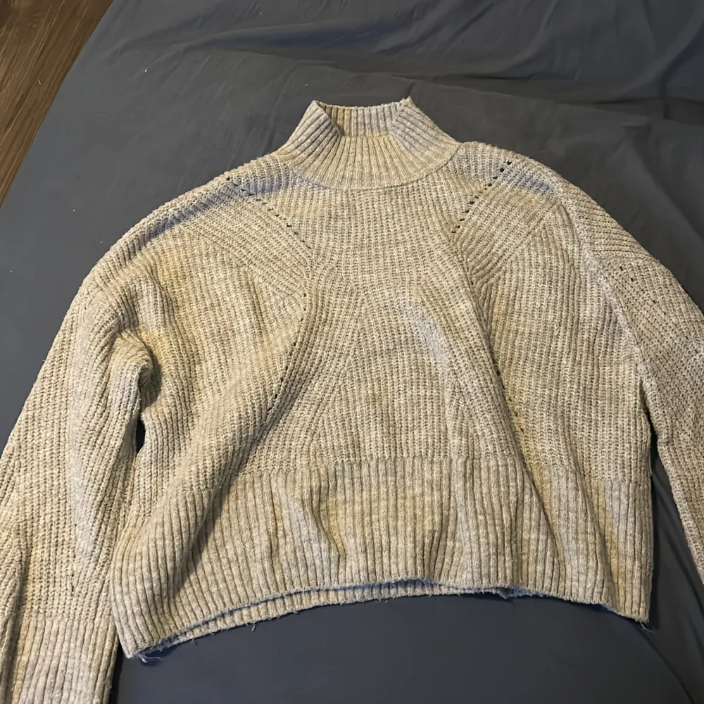 Stickad tröja från Ginatricot, lite croppad med bredare ärmar, köparen står för frakten😊. Stickat.