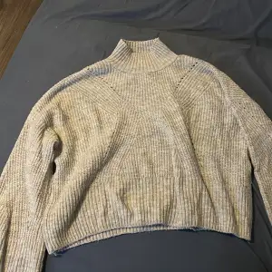 Stickad tröja från Ginatricot, lite croppad med bredare ärmar, köparen står för frakten😊