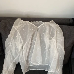 Genomskilnig blus  - En super  söt blus från NAKD! Aldrig använts men har haft den ett tag 