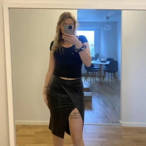 Skinn kjol - Svart skinnkjol.  Använd en gång Frakt tillkommer 