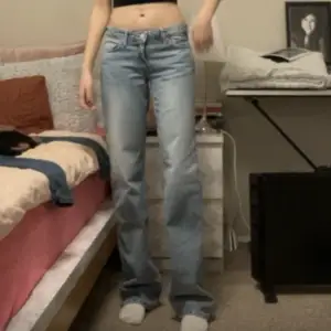jätte fina jeans från weekday i modellen ”arrow low”, säljer för de inte kommer tillanvändning längre. lite fläckar från när jag spillde te som inte går bort helt, kan skicka bild privat💞pris kan diskuteras