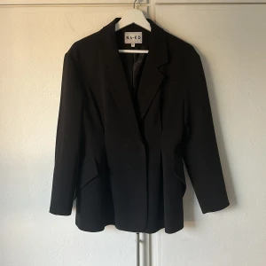 Figursydd kavaj från NAKD - Snygg figursydd kavaj från NAKD i mycket fint skick! Endast använd ett fåtal gånger. Storlek 36