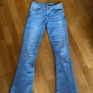 Ltb jeans - Ltb ljusblå lågmidjade jeans💕 strl 25 men skulle säga att den är ganska stor/stretchiga i storleken. 