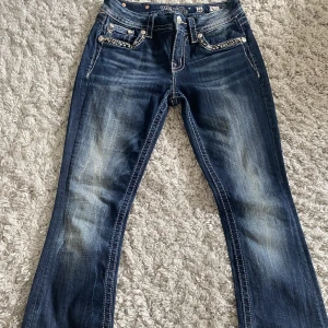  Miss Me Jeans - Low waist bootcut Miss Me jeans💕 Som i nyskick, säljer pågrund av för korta för mig (jag är 178) Kontakta mig vid fler frågor och mått💝