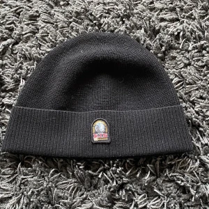 Parajumpers mössa - Väldigt bra skick även om ja haft den ett tag men aldrig använt den så mycket därav säljer den nu