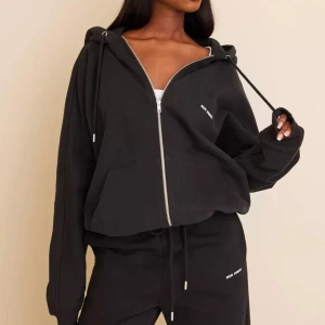 Nicki studio zip hoodie  - Svart nicki studio Hoodie.