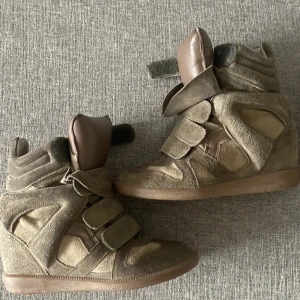 Isabel marant - Lägger upp dessa skor igen, säljer mina isabel marant skor, knappt några defekter. Mycket snygga och sköna! 