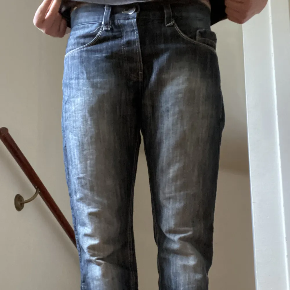 Low-mid rise jeans från Bros jeans, detaljer på bakfickorna. . Jeans & Byxor.