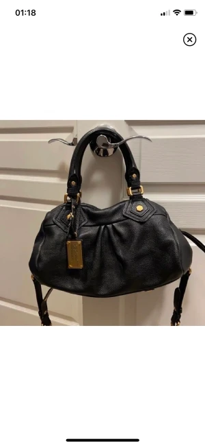 Marc Jacobs väska  - SÅÅÅ HIMLA HIMLA FIN 🙏🏽 väska från Marc Jacobs, den mellersta modellen ! Byter gärna mot den minsta 💋 PRUTA EJ! Avvaktar med att sälja hittills 