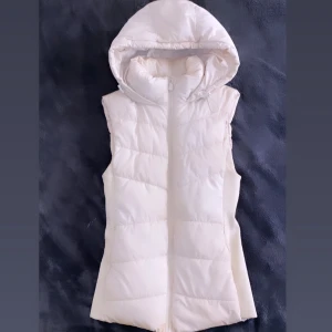 Zara väst  - Vit figursydd väst från Zara. 