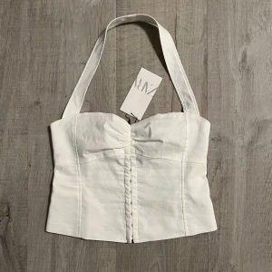 Vit topp - Säljer denna superfina vita topp från zara. Stl S. Helt nu, Aldrig använd 