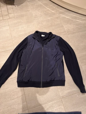 John Henrik cardigan  - Säljer denna John Henrik cardiganen, finns tyvärr inte kvitto därav priset, annars skick 9/10 och nästan aldrig använd, nypris ca 1800, pris är inte hugget i sten. Bara att skicka vid frågor.