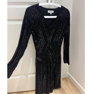 Festklänning  - Klänning för festligheter från Dry Lake. Använd endast en gång. Pris går att diskutera:) 