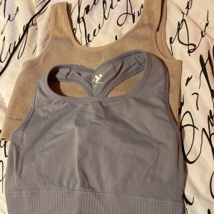 Träningstoppar från bikbok  -  Bekväma träningstoppar I storlek XS och XS/S den beiga toppen är aldrig använd men testad och den blåa toppen är använd en gång men är tvättad, Säljer båda tillsammmas för 60kr men enskilda för 30kr Blå från lager 157 beige från bikbok 