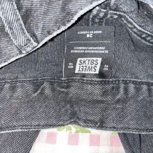 ett par jätte fina grå/svarta baggy jeans i st 28 använda max 3 gånger 