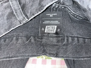 jeans  - ett par jätte fina grå/svarta baggy jeans i st 28 använda max 3 gånger 