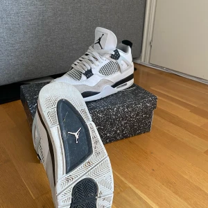 Jordan 4 Military Black - Dom är rätt bra skick bara att det har blivit ett hål på sidan av skon som ni kan se på bilden där uppe, samma gäller andra skon. Dom är 100% äkta köptaköpta på sneakerhyllan när ja var där i Stockholm. Köpta för 6000kr 