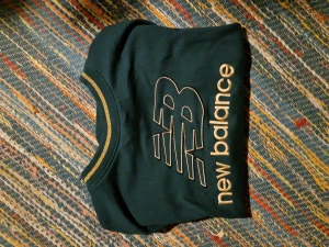 new balance sweatshirt - new balance sweatshirt aldrig använd av mig men köpt secondhand 