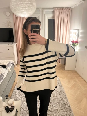 Randig stickad tröja  - Super fin och mysig stickad tröja med slits på sidan, inte nopprig och är i fint skick utan defekter🤗❤️