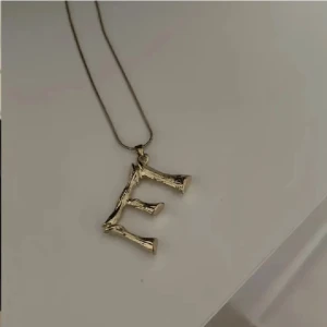 Silver halsband - Säljer detta Bokstavshalsband i silver! Liknar marianilsdotter! Bokstaven har en tjockare kedja än på bilden!