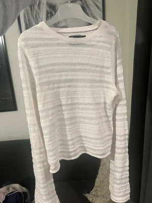 Genomskinlig tröja - Super fin lite genomskinlig tröja, passar till både fest och vardag! (Har ingen bild med den på!)