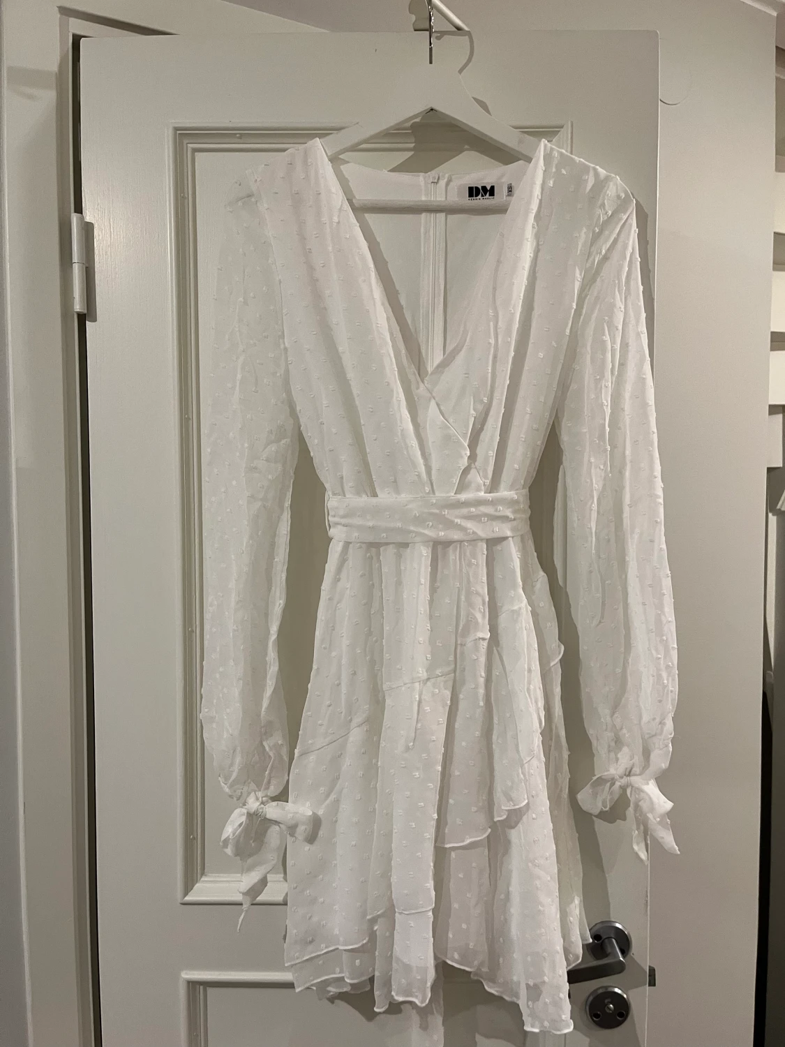 Vacker vit klänning från Dennis Maglic - 90