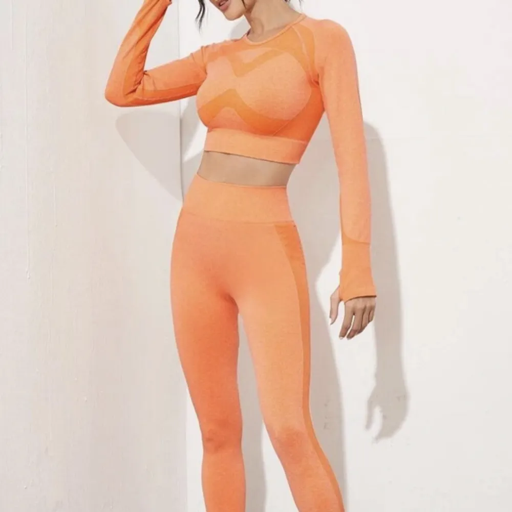 Orange träningsset (topp och leggings) i storlek S för 149:-. Hoodies.