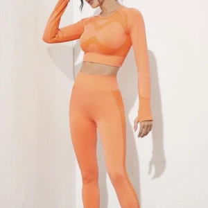 Träningsset - Orange träningsset (topp och leggings) i storlek S för 149:-