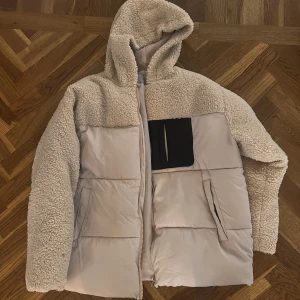 Puffer jacka - Så fin!!  På ena ärmen är ett litet märke, men det märks knappt! (Synns på första bilden i vänstra nedre hörnet)