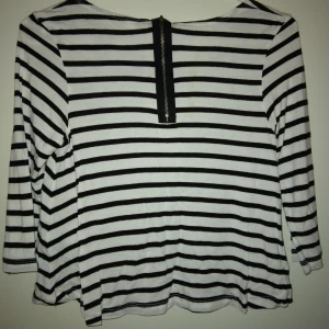 Randig topp med dragkedja i nacken. Lindex. Viskos. Strlk: 170 cl / XS. - Randig topp med dragkedja i nacken. Lindex. Viskos. Strlk: 170 cl / XS. Lite smånoppig på ena sidan men i övrigt gott skick.