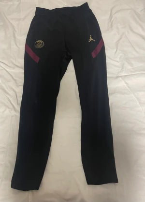 Psg träningsbyxor  - Hej ja säljer mina byxor på för små på mig 