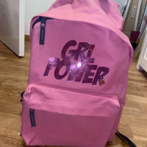 Ryggsäck - Rosa ryggsäck där det står grl power på