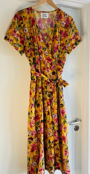 Sommarklänning  - Vacker omlott klänning i nyskick , gul/rosa 