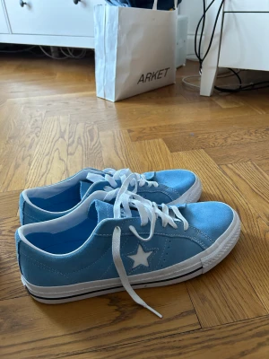 One star, converse nya - Helt oanvända onestar i 43, sköna o snygga skor.