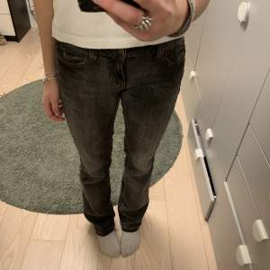 Supersnygga mörkgrå jeans 💕 midjemått 38 cm rakt över, innerbenslängd 80 cm 💕 bra skick