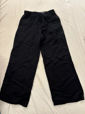 Svarta Linnebyxor  - Säljer ett par svarta linnebyxor från hm! Säljer på grund av att byxorna tyvärr har blivit för små. Det finns fickor på båda sidorna och dom är luftiga och bra!💞 PRIS KAN DISKUTERAS