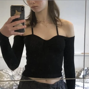 Topp fr Urban Outfitters - Supersnygg tröja från Urban Outfitters. Bra skick! Den är ganska smal i ärmarna. Ribbat tyg. Hör av dig om du har frågor eller vill ha fler bilder!:) Kan mötas upp i Stockholm.  