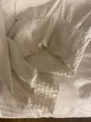 En vit fin blus  - Jag använder den inte alls för den är rätt kort vid magen men den är så himla fin 