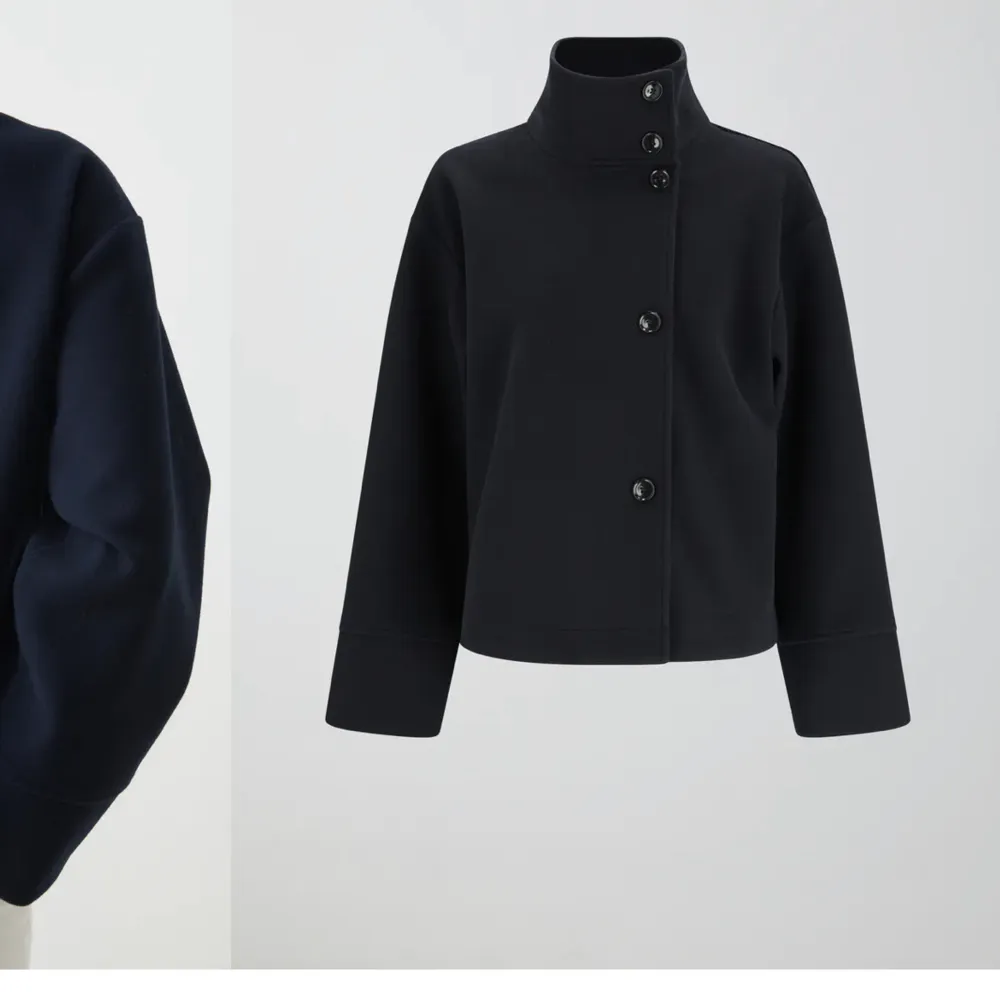 Hej! Säljer denna korta kappan från Gina tricot i färgen marinblå storlek Xs🥰 nypris 600 mitt pris 250+frakt. Jackor.