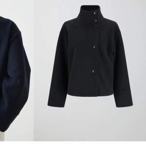 Hej! Säljer denna korta kappan från Gina tricot i färgen marinblå storlek Xs🥰 nypris 600 mitt pris 250+frakt