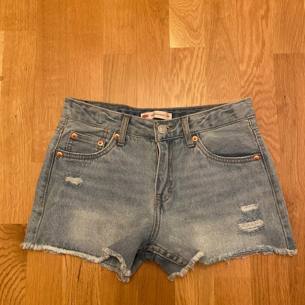 Levis jeansshorts köptes av en användare här på Plick. Säljes pga alldeles för små för mig. Köptes för 399kr, ordinarie pris 499kr. . Shorts.