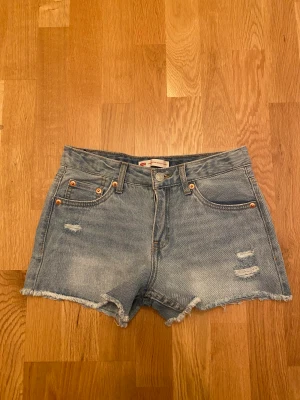 Levi’s jeansshorts - Levis jeansshorts köptes av en användare här på Plick. Säljes pga alldeles för små för mig. Köptes för 399kr, ordinarie pris 499kr. 