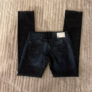 Rich&Royal Jeans - Svin coola lågmidjade jeans med nitar på låren. Inte kunnat använda eftersom dom är för små på mig, därför är dom även i väldigt bra skick. Nypris ca 1000kr och säljer för 500kr. Passar en xs-s och en liten m. 