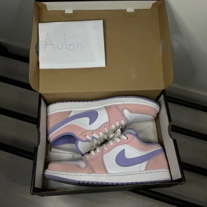 Jordan 1 - Jordan 1 low  Storlek 44.5 Cond 9.5 2/3 ggr använda  Pris 1800+frakt eller kom pm med bud. 