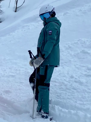 Montec Skidjacka - Bästa jackan för skidåkning & snowboard.  Har utseendet av en anorak men har en fullängd dragkedja. Snygg turkos/grön färg och massor av fickor gör den till den ultimata skidjackan. Bara använd under 2 veckor. Nypris 2500:-